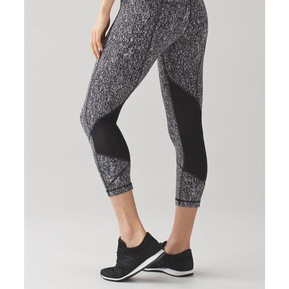 LULULEMON  Pace Rival Crop Size 6 Power Luxtreme Suited Jacquard Black White - Picture 3 of 9